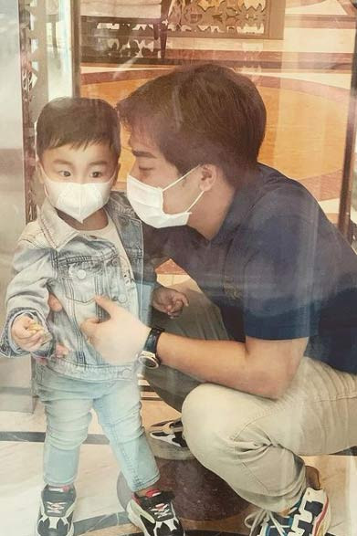 Ca sĩ Hòa Minzy đang có cuộc sống hạnh phúc viên mãn bên con trai và chồng đại gia.