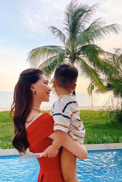 Tuy nhiên đa phần ảnh trên trang cá nhân của cậu bé đều là ảnh giấu mặt.