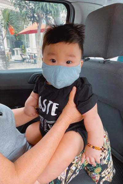 Trên trang cá nhân của Bo, giọng ca “Không thể cùng nhau suốt kiếp” đăng một loạt ảnh từ lúc Bo mới 6 tháng tuổi cho tới bây giờ.