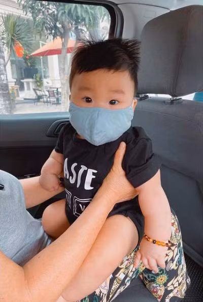 Trên trang cá nhân của Bo, giọng ca “Không thể cùng nhau suốt kiếp” đăng một loạt ảnh từ lúc Bo mới 6 tháng tuổi cho tới bây giờ.