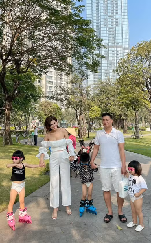 Nữ hoàng Sắc đẹp Thế giới 2019 có tới 4 giúp việc để cùng cô chăm đàn con 6 đứa và lo việc nhà.