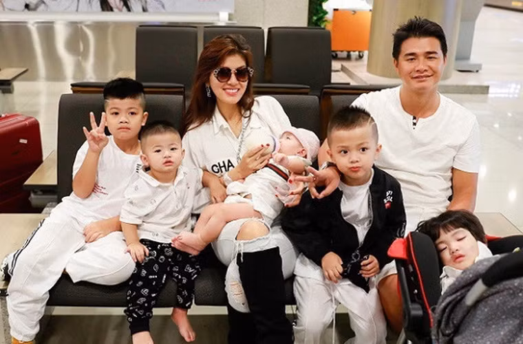 Oanh Yến chia sẻ, bạn trai cô rất quan tâm, chăm sóc cả 7 mẹ con và không phân biệt con chung, con riêng.