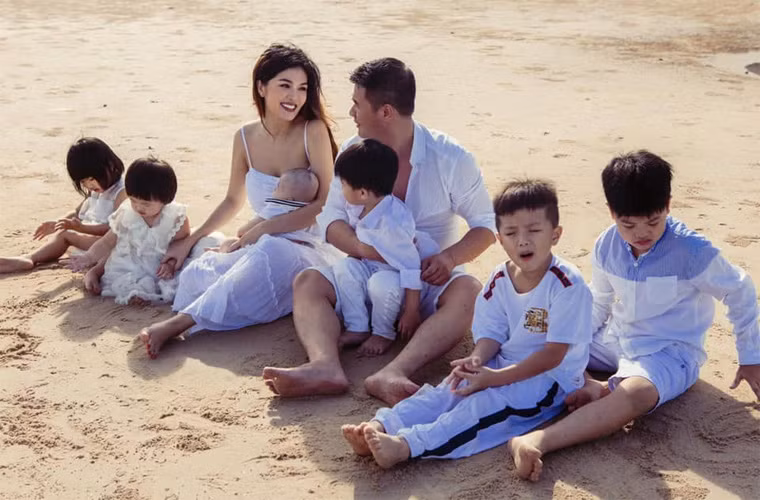 Hai con lớn của Oanh Yến là kết quả mối tình của cô với bạn trai cũ. Còn 4 nhóc tì sinh sau là con của cô và bạn trai hiện tại, doanh nhân Quang Tấn.