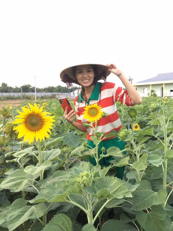 Mặc dù bận rộn với việc chăm sóc 6 con nhỏ, nhưng cứ có thời gian rảnh là người đẹp sinh năm 1986 lại ra vườn chăm sóc hoa. Lúc này trông cô như một nông dân chính hiệu, quần áo giản dị, đầu đội nón lá chứ không váy áo sành điệu như mọi người vẫn thấy.