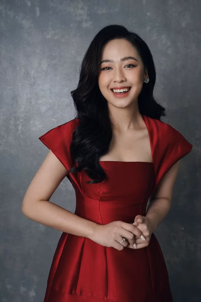 Mỹ nhân họ Phạm sở hữu phong cách thời trang nhẹ nhàng nhưng không kém phần gợi cảm.