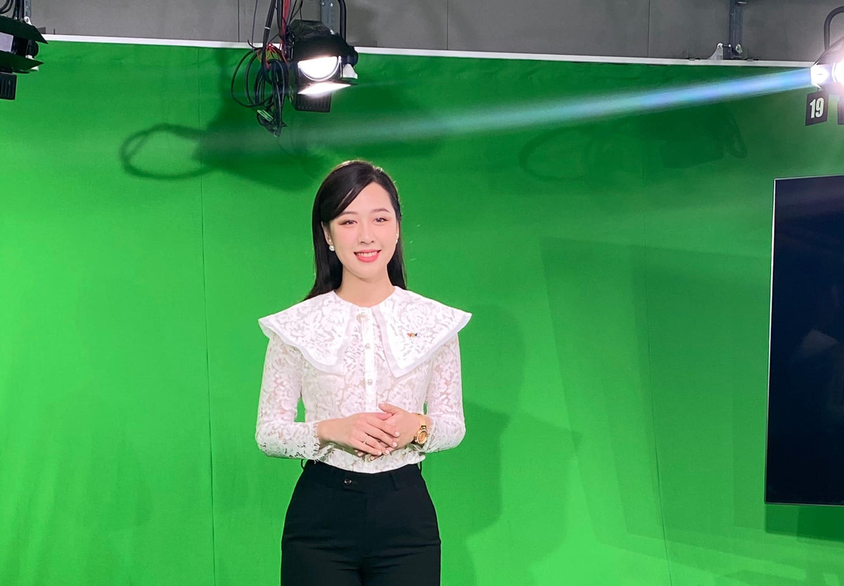 Mỹ nhân sinh năm 1996 thu hút bởi ngoại hình tươi tắn với nụ cười tươi rạng rỡ, gương mặt thanh tú.