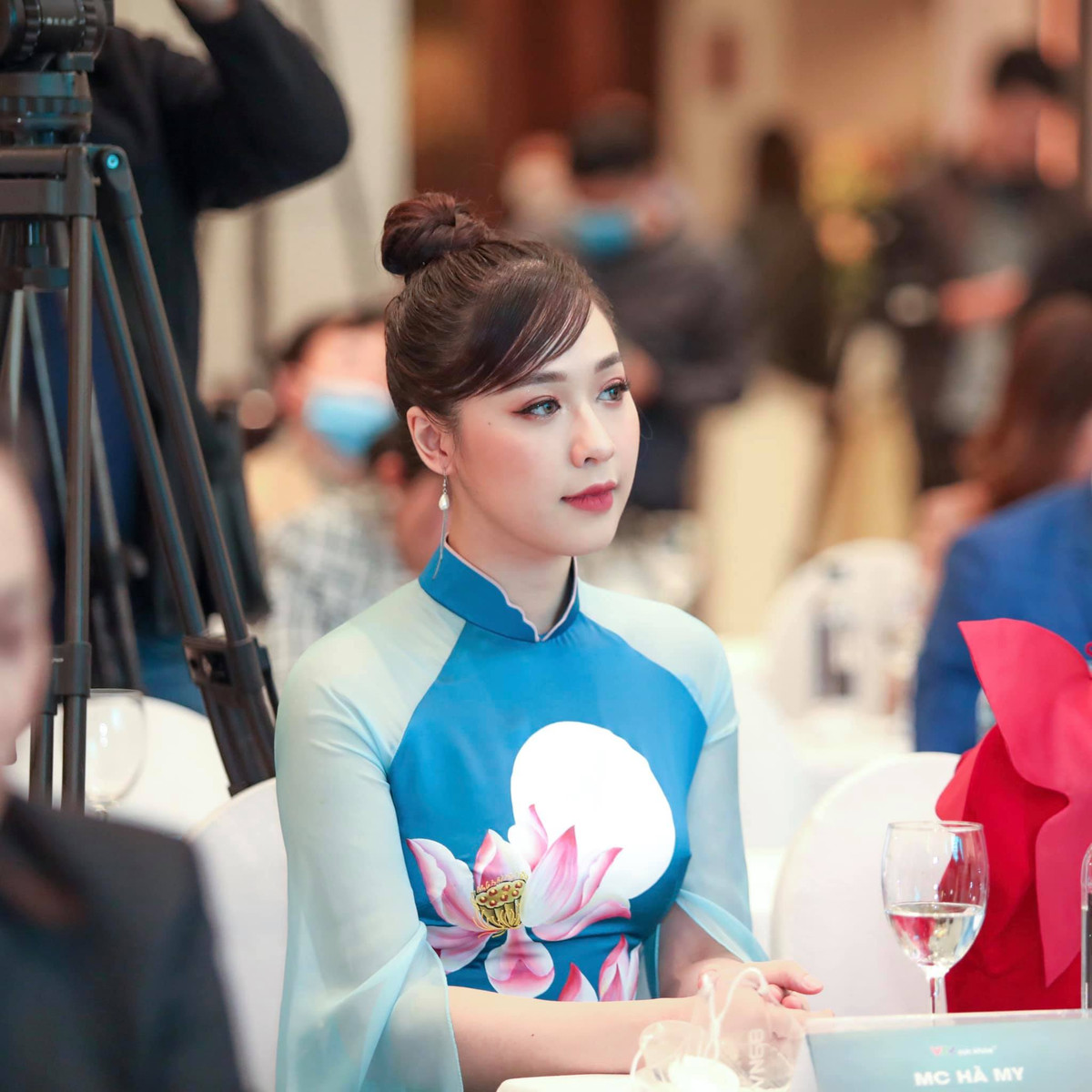 Nữ MC được cầu hôn trên máy bay gây ấn tượng với lối dẫn tự nhiên, thu hút.