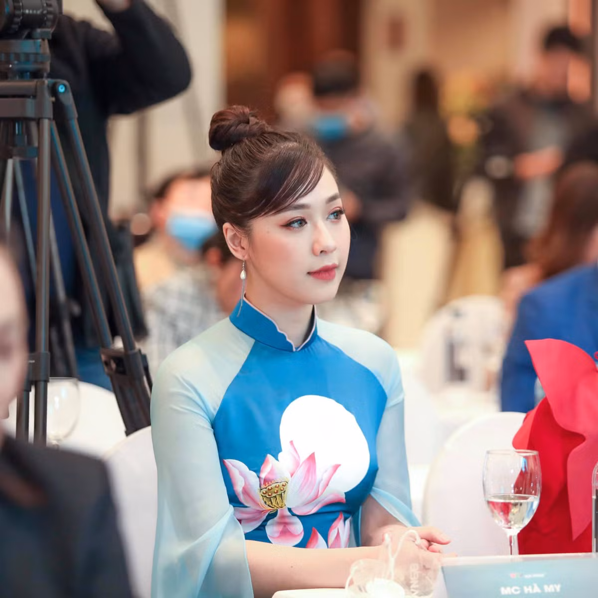 Nữ MC được cầu hôn trên máy bay gây ấn tượng với lối dẫn tự nhiên, thu hút.