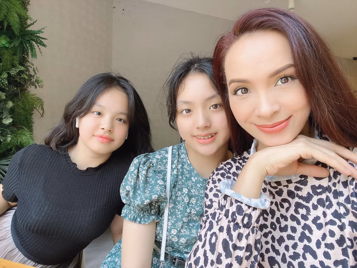 Hai con gái ngày càng lớn phổng phao, ra dáng thiếu nữ. Trong khi đó, cựu người mẫu Thúy Hạnh vẫn giữ được nhan sắc trẻ trung và rạng rỡ ở tuổi 43.