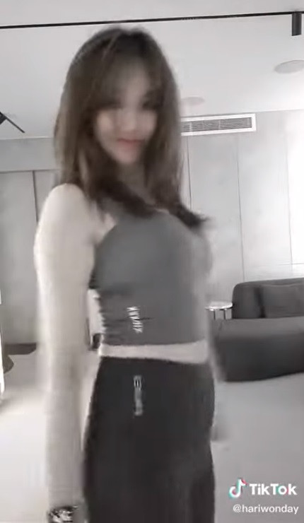 Ở nhà tránh dịch trong những ngày TP HCM giãn cách xã hội, Hari Won chăm đăng clip giải trí, "đu trend" lên mạng xã hội.