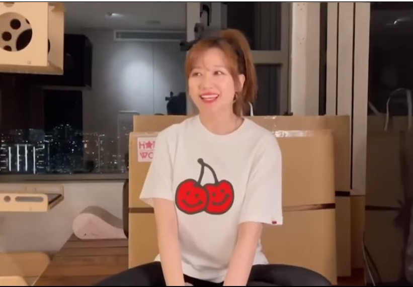 Gần đây, nữ ca sĩ hé lộ chuyện đang gặp vấn đề về cân nặng trong mùa dịch nên phải quyết tâm giảm cân.