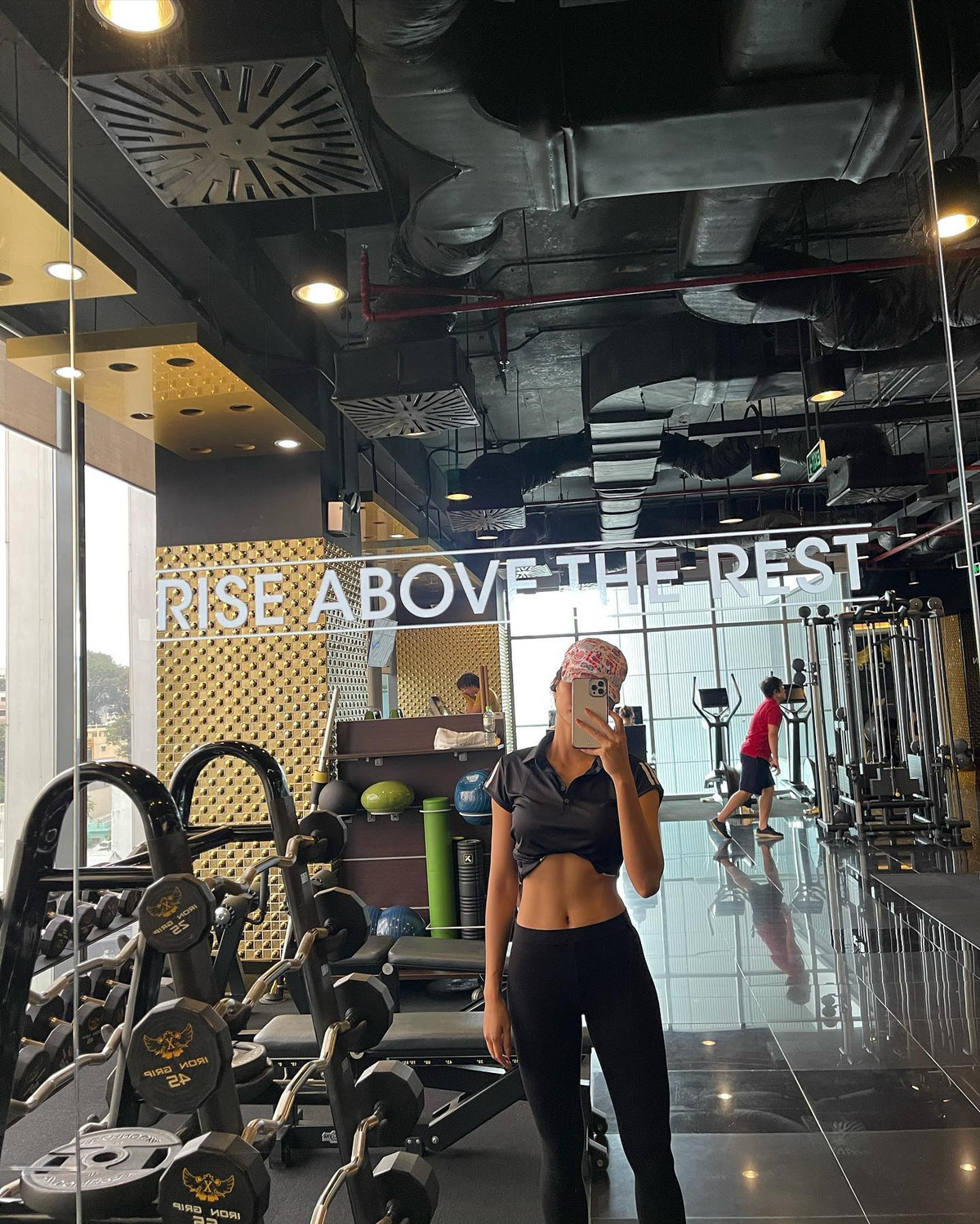 Thậm chí dù có nặng hơn một vài cân so với thời mới đăng quang nhưng trông cô lại càng gợi cảm và nóng bỏng. Có thể do nàng hậu đánh bay được "bé mỡ", mà cơ lại càng lên nên mới trông cuốn hút đến thế!