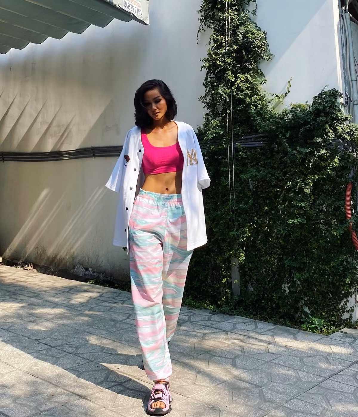 Dù body có sự thay đổi rõ rệt so với thời điểm 3,4 năm trước nhưng Hoa hậu Hoàn vũ Việt Nam 2017 tiết lộ, số đo 3 vòng không hề thay đổi là 84-59-94.