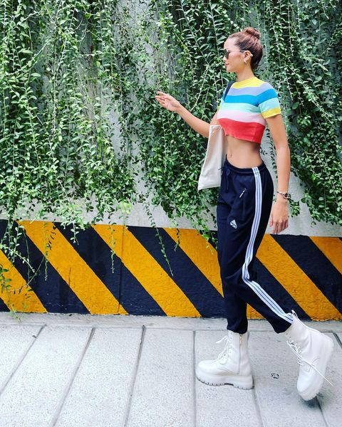 H’hen Niê chia sẻ bí kíp: "Mọi người bảo Hen “sao tập chăm quá, có dự án gì không”? Dạ không có dự án gì đơn giản mỗi ngày thấy rảnh 1,2 tiếng là lên phòng gym tập thấy người khoẻ body lại đẹp ra lại càng mê tập thêm".