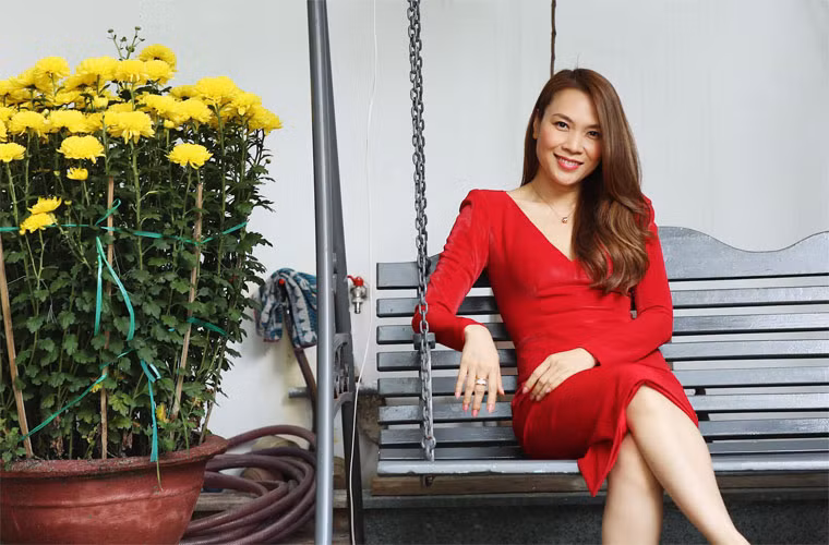 Việc trung thành với mái tóc suôn thẳng cũng giúp Mỹ Tâm trẻ hơn sơ với tuổi thực.