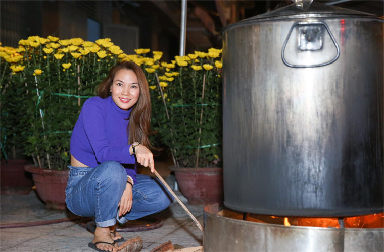 Càng ăn mặc giản dị, giọng ca "Đúng cũng thành sai" càng trẻ hơn.