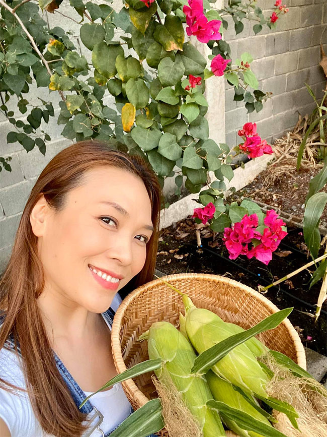 Vóc dáng gọn gàng, làn da mịn màng và nụ cười luôn thường trực trên môi là bí quyết giúp cô luôn tươi trẻ.