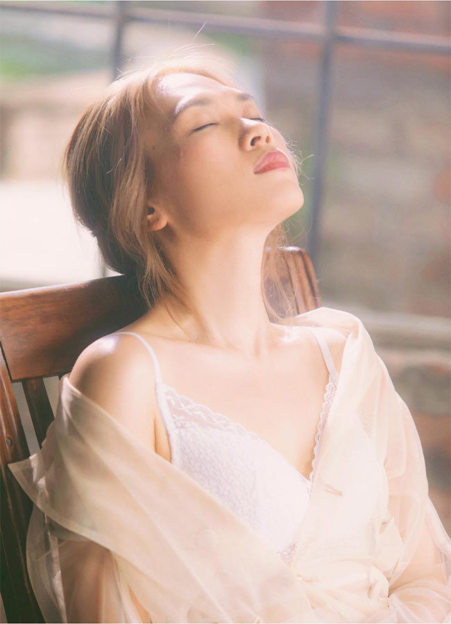 Một bí quyết nữa giúp Mỹ Tâm trường xuân là không thức khuya, luôn sắp xếp đi ngủ trước 9h tối và duy trì ngủ đủ 9 tiếng/ngày.