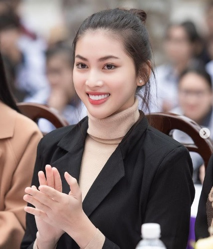 Khác với hình ảnh lộng lẫy kiêu sa trên sân khấu, ngoài đời Ngọc Thảo chuộng những bộ trang phục trẻ trung và năng động.