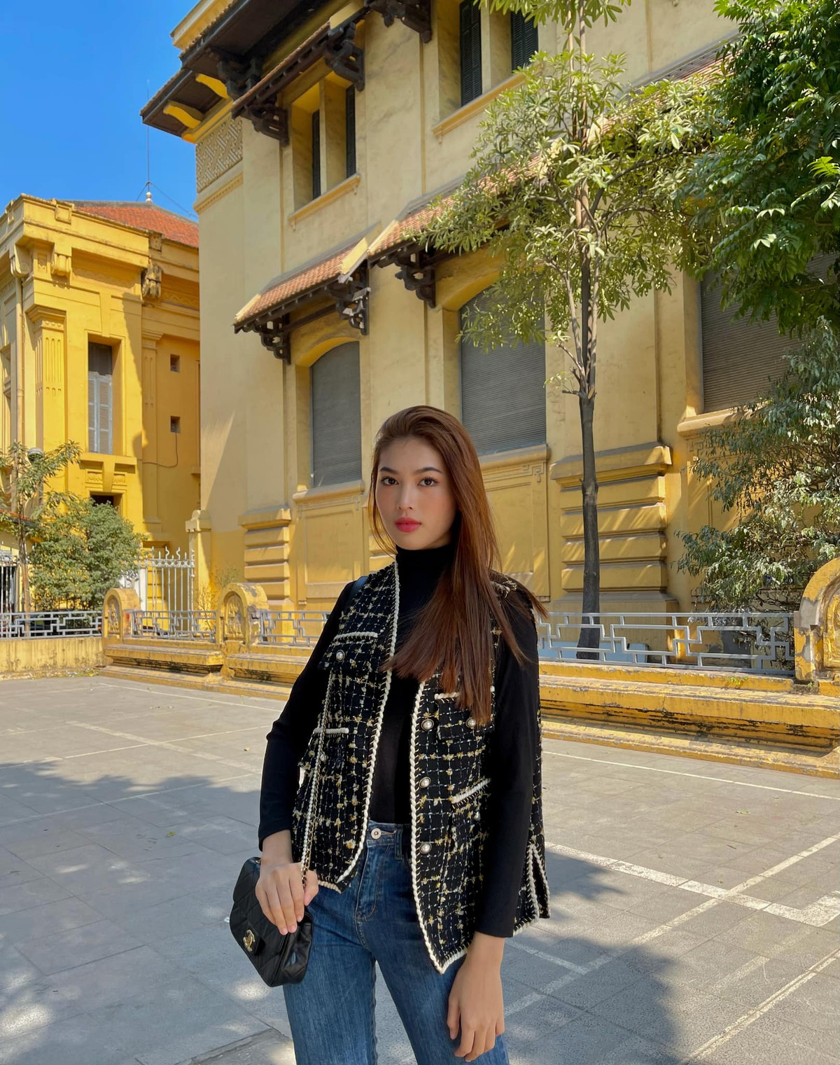 Nàng á hậu sinh năm 2000 sở hữu gương mặt sắc sảo, hiện đại.