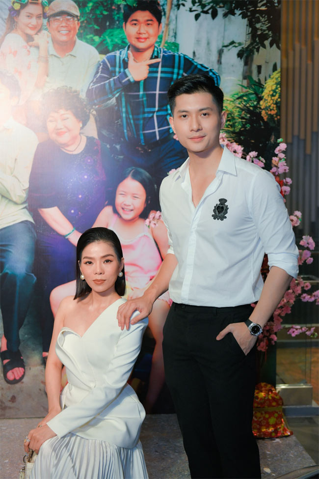 Lệ Quyên - Lâm Bảo Châu nhận được nhiều lời khen đẹp đôi dù nữ ca sĩ hơn người tình tới 11 tuổi.