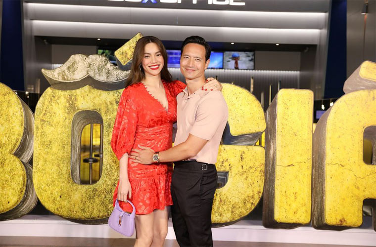 Kim Lý ôm eo Hồ Ngọc Hà tình tứ. Nữ ca sĩ nhanh chóng lấy lại vóc dáng sau 4 tháng hạ sinh cặp song sinh.