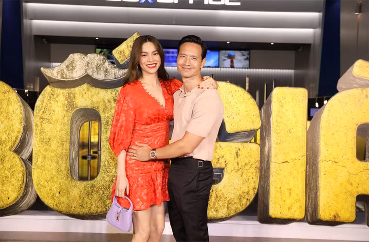 Kim Lý ôm eo Hồ Ngọc Hà tình tứ. Nữ ca sĩ nhanh chóng lấy lại vóc dáng sau 4 tháng hạ sinh cặp song sinh.