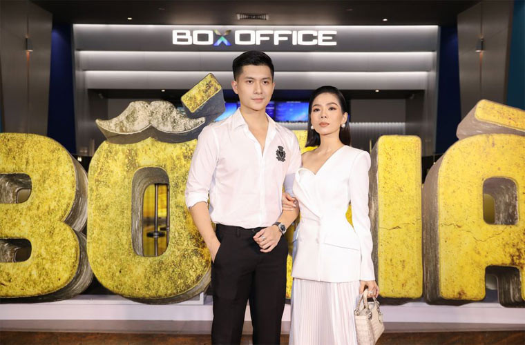 Ngay sau khi công khai mối quan hệ với tình trẻ kém 11 tuổi, Lệ Quyên và Lâm Bảo Châu thường xuyên tay trong tay xuất hiện tại các sự kiện.