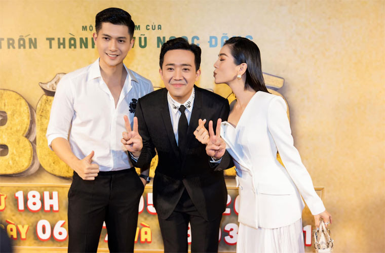 Trấn Thành chụp ảnh với Lệ Quyên và Lâm Bảo Châu.