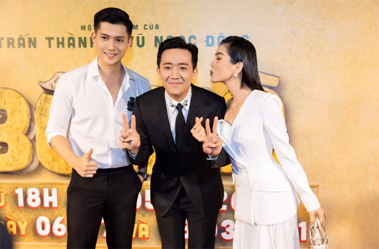 Trấn Thành chụp ảnh với Lệ Quyên và Lâm Bảo Châu.