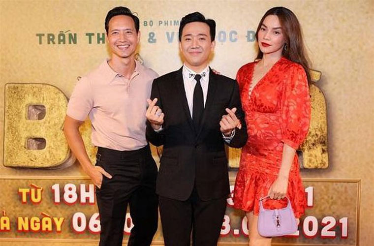 Nữ ca sĩ sinh năm 1984 chọn bộ váy màu cam rực rỡ, tóc xõa dài tự nhiên khoe vẻ đằm thắm của bà mẹ ba con.