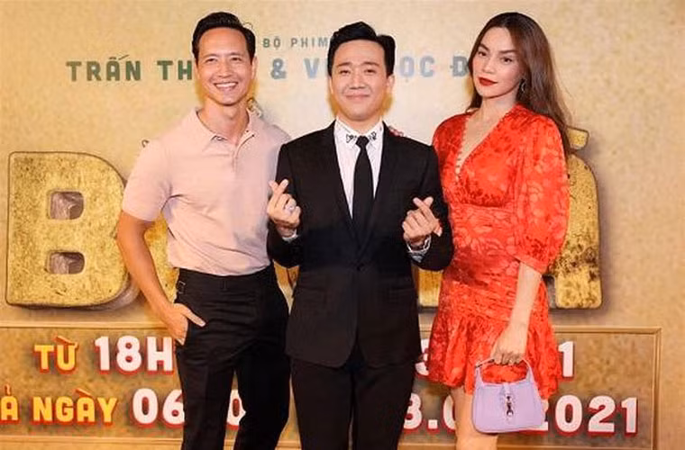 Nữ ca sĩ sinh năm 1984 chọn bộ váy màu cam rực rỡ, tóc xõa dài tự nhiên khoe vẻ đằm thắm của bà mẹ ba con.