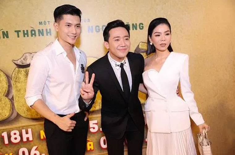 Nữ hoàng bolero không chỉ gây chú ý bởi bộ trang phục trắng tuyệt đẹp mà còn bởi chiếc túi da cá sấu bạch tạng hàng hiệu đắt tiền.