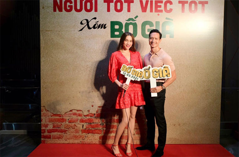 Hồ Ngọc Hà rạng ngời bên bạn trai Kim Lý khi dắt tay nhau tới dự sự kiện ra mắt phim “Bố già”.