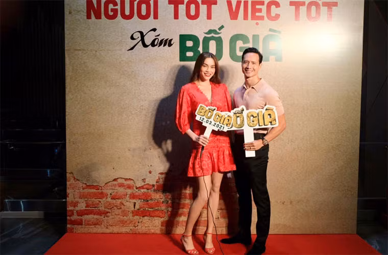 Hồ Ngọc Hà rạng ngời bên bạn trai Kim Lý khi dắt tay nhau tới dự sự kiện ra mắt phim “Bố già”.