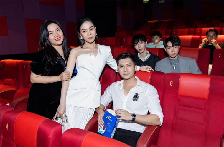 Cặp Lệ Quyên - Lâm Bảo Châu và Hồ Ngọc Hà - Kim Lý chạm mặt nhau tại sự kiện nhưng cả hai nữ ca sĩ tỏ ra không quan tâm tới sự có mặt của nhau.