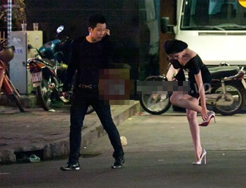 Dù không ít lần gặp cảnh trớ trêu với những đôi giày cao gót nhưng Ngọc Trinh vẫn trung thành với món phụ kiện yêu thích này. Ảnh: Kenh14.