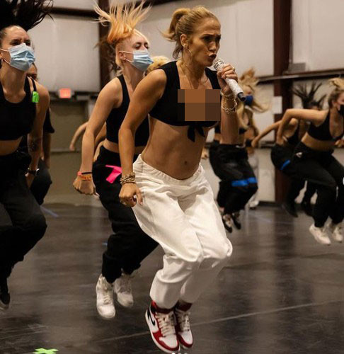 Không chỉ tập luyện, J.Lo còn theo đuổi chế độ ăn lành mạnh một cách nghiêm ngặt. Cô không uống rượu và cà phê.