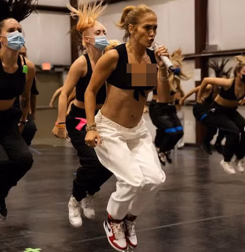 Không chỉ tập luyện, J.Lo còn theo đuổi chế độ ăn lành mạnh một cách nghiêm ngặt. Cô không uống rượu và cà phê.