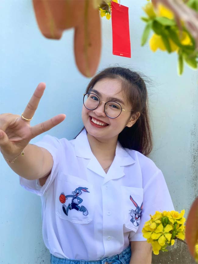 “Xa nhà từ nhỏ, tôi luôn ý thức mình phải độc lập và chủ động với cuộc sống. Là con gái, đôi lúc cũng nhạy cảm, nhưng tự buồn, tự khóc rồi lại thôi”, nữ ca sĩ tâm sự với Vietnamnet.