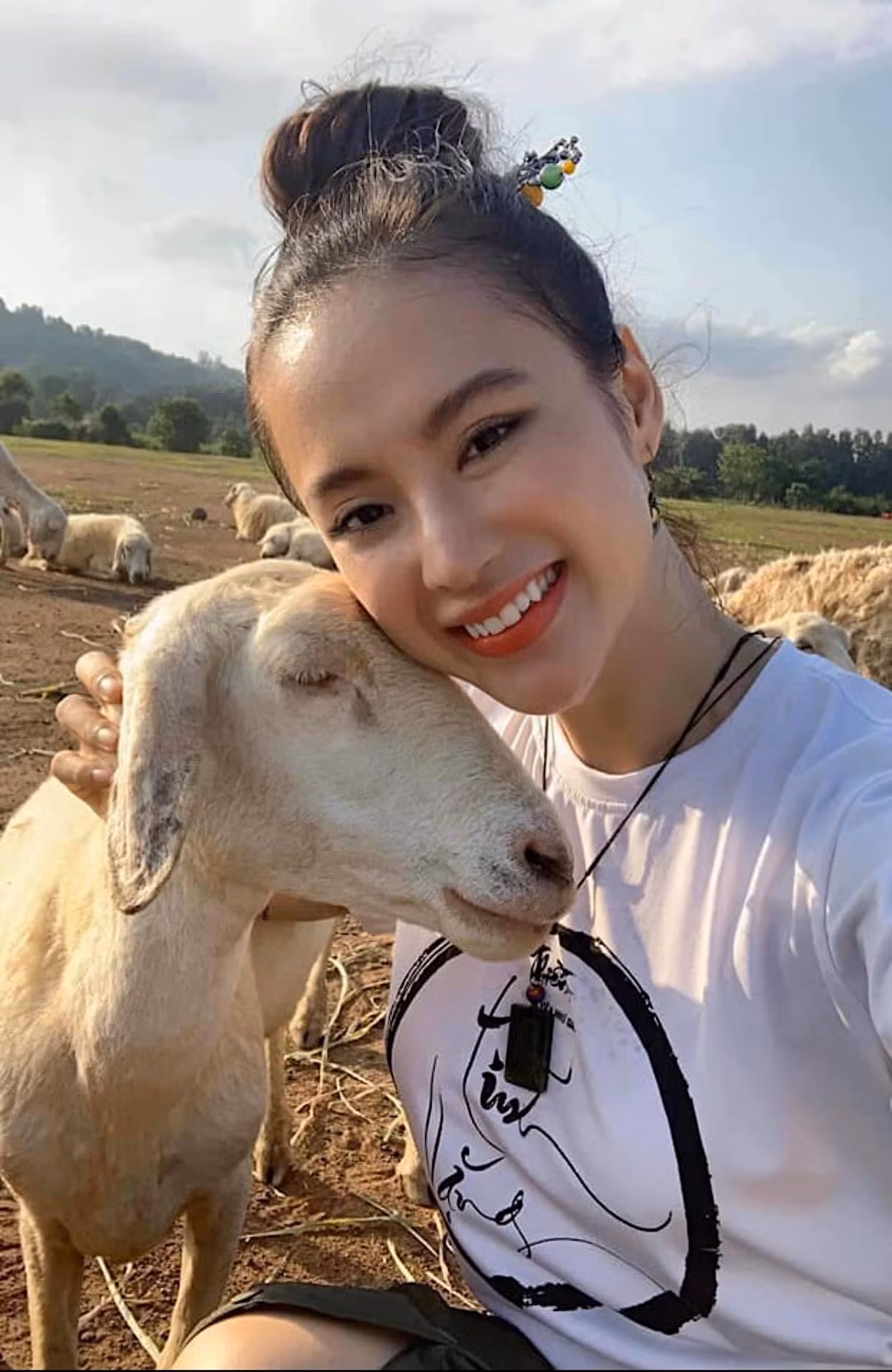 Dù khoác lên mình những bộ cánh thanh lịch, giản dị và kín đáo hơn nhưng cựu hot girl vẫn toát lên vẻ đẹp gợi cảm vốn có.