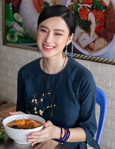 Nhiều người cho rằng kể từ khi Angela Phương Trinh thay đổi lối sống, phong thái và vẻ ngoài của cô đẹp hơn hẳn, cái đẹp của sự trưởng thành và bình thản trước cuộc sống.