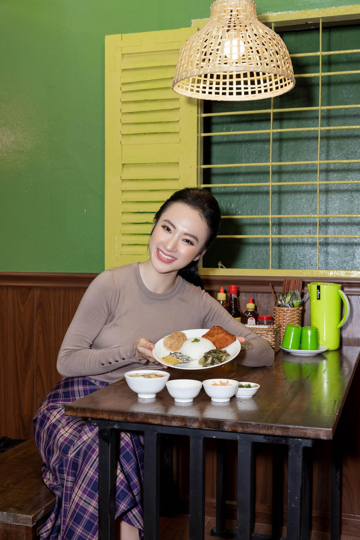 Angela Phương Trinh cùng em gái mở quán ăn chay.