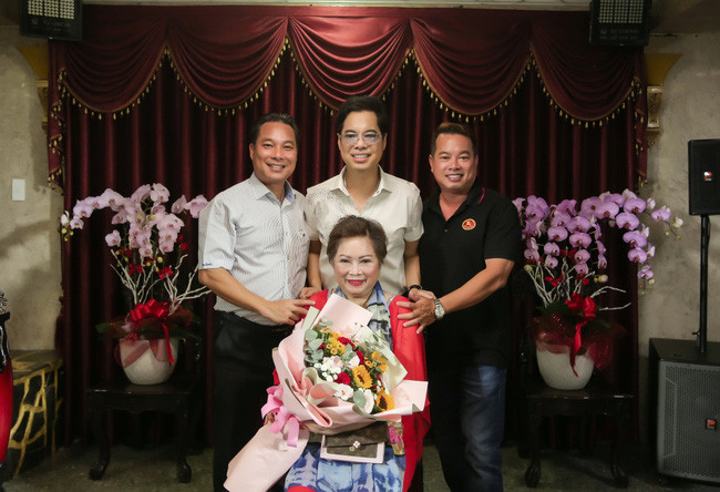 Được biết, ngoài chị gái Thu Hiền hiện là bác sĩ tại Mỹ, nam danh ca còn có hai em trai là Ngọc Hải (trái - PV) và Ngọc Hà (phải - PV).