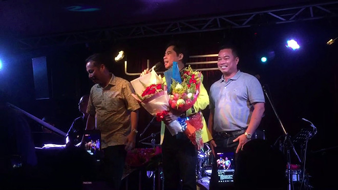 Dù mỗi người có một ngã rẽ nhưng cả ba anh em nhà Ngọc Sơn vẫn được đông đảo khán giả yêu mến bởi sự hiếu thảo đối với cha mẹ. Ảnh: Báo dân sinh.