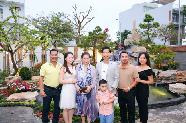 Trong những hình ảnh đời thường hiếm hoi, người hâm mộ phải trầm trồ trước biệt thự có sân vườn rộng hơn 700m2 như trong khu du lịch của nhà Ngọc Hải. Ảnh: VnExpress.