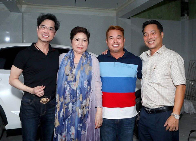 Thời điểm đang ở đỉnh cao của sự nghiệp vào những năm cuối thập niên 80, danh ca Ngọc Sơn đã dìu dắt hai em trai đi theo con đường ca hát chuyên nghiệp.