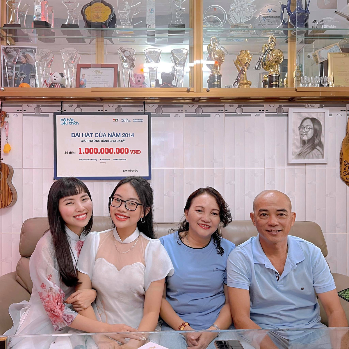 "Hái ra tiền nhờ ca hát", Phương Mỹ Chi có điều kiện giúp đỡ bố mẹ về kinh tế, xây nhà mới khang trang, đầy đủ tiện nghi.