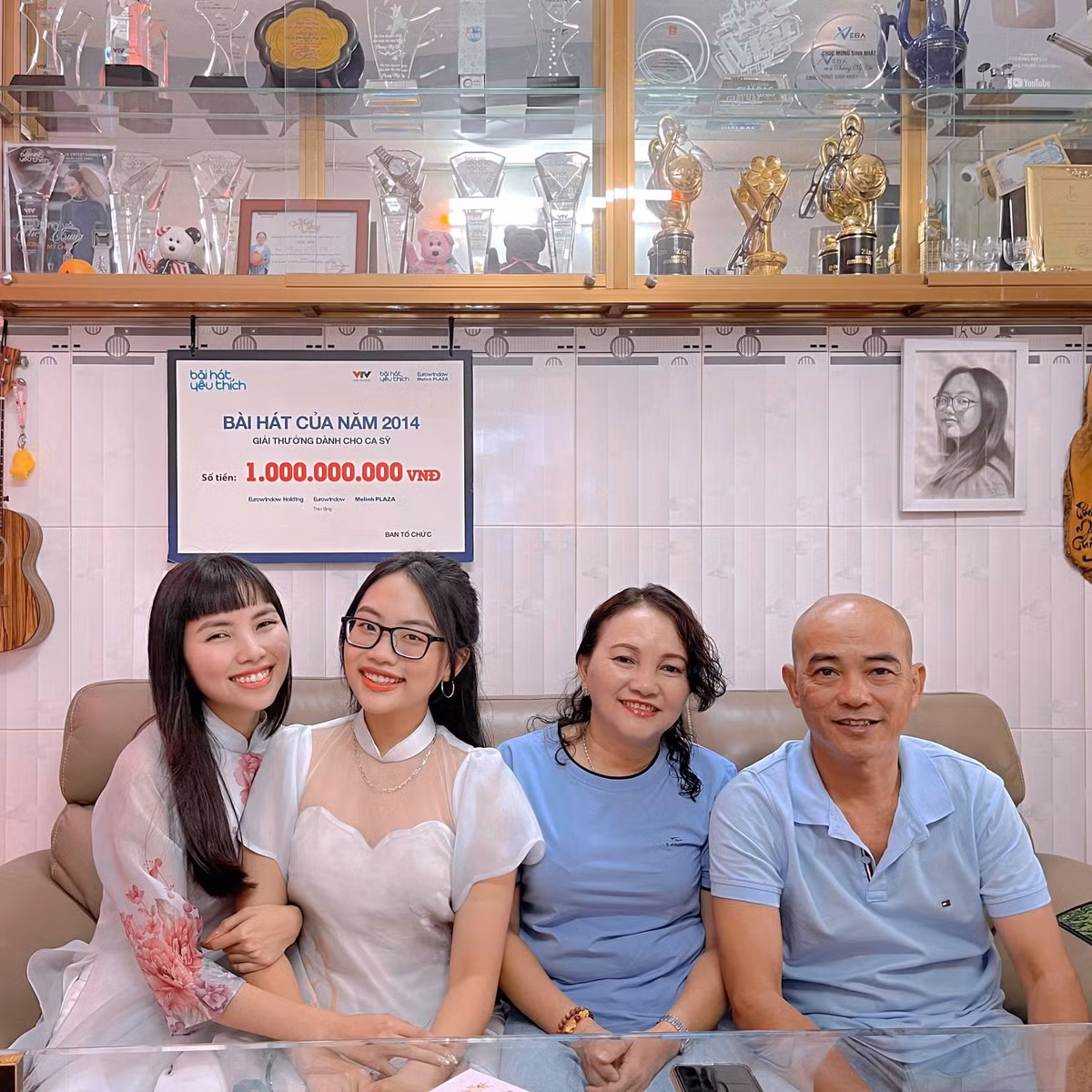 "Hái ra tiền nhờ ca hát", Phương Mỹ Chi có điều kiện giúp đỡ bố mẹ về kinh tế, xây nhà mới khang trang, đầy đủ tiện nghi.