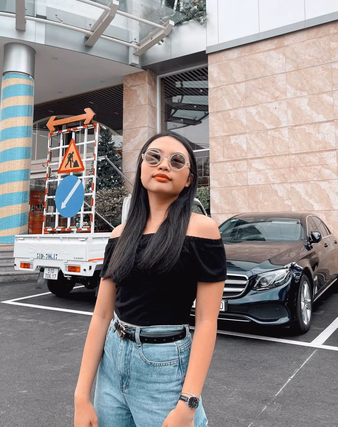 Giọng ca nhí đã biết tậu cho mình những món hàng hiệu đắt tiền, ăn mặc ngày càng sành điệu, hợp mốt.